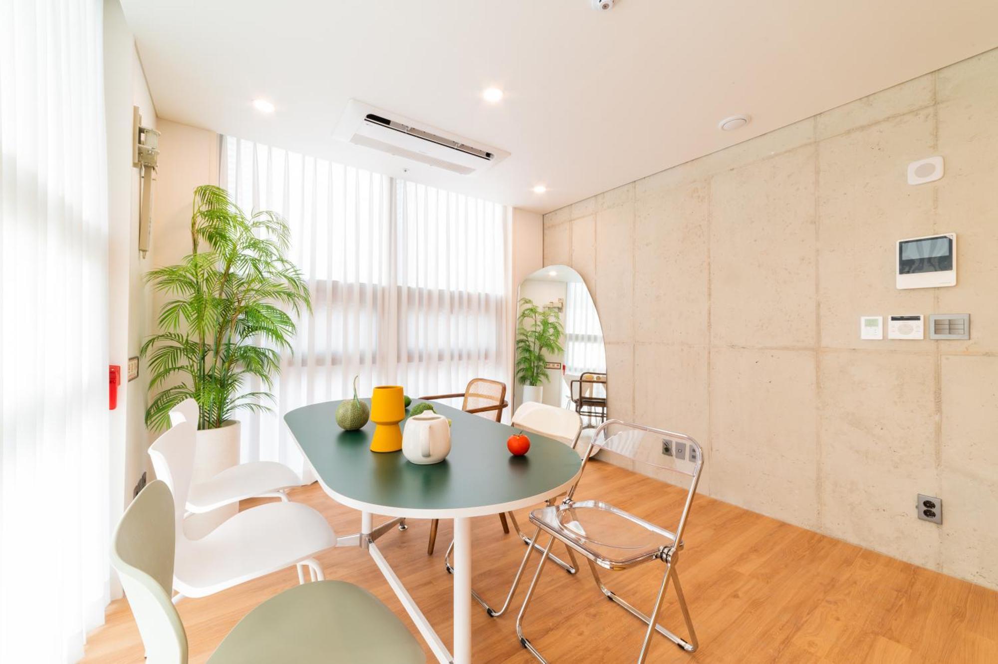 Hongik Univ Station Wave Family #2 Apartment Seoul