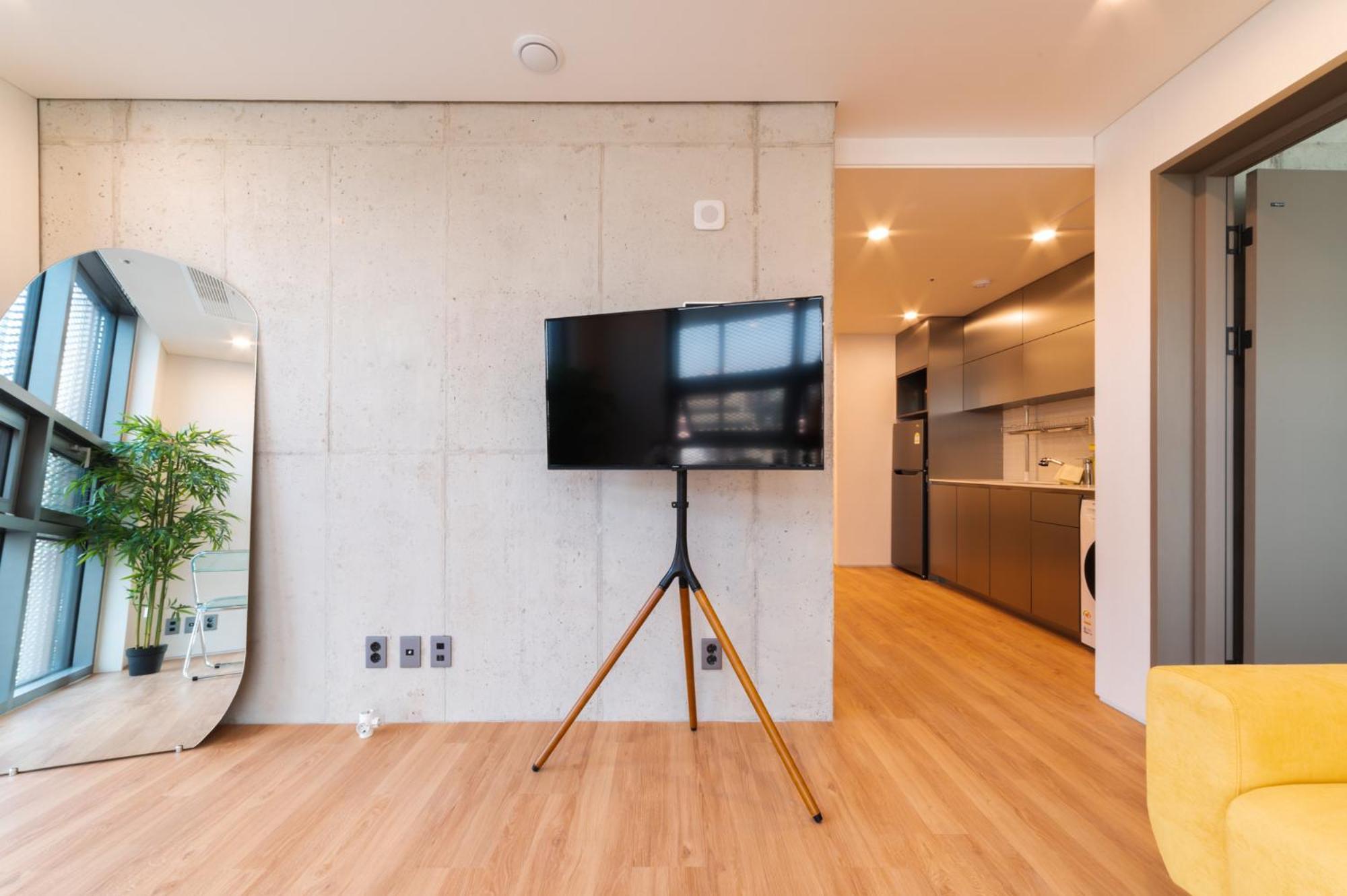 Apartment Hongik Univ Station Wave Family #2 *